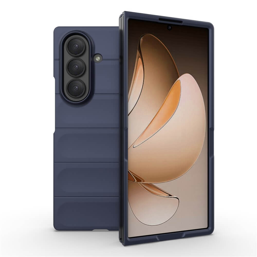 Die Cover-Discount Galaxy Z Fold7 - Rugged Protective Hülle in navyblau schützt ein Smartphone mit dreifacher Rückkamera und abstraktem Hintergrundbild und kombiniert maximalen Schutz mit einem schlanken Design.