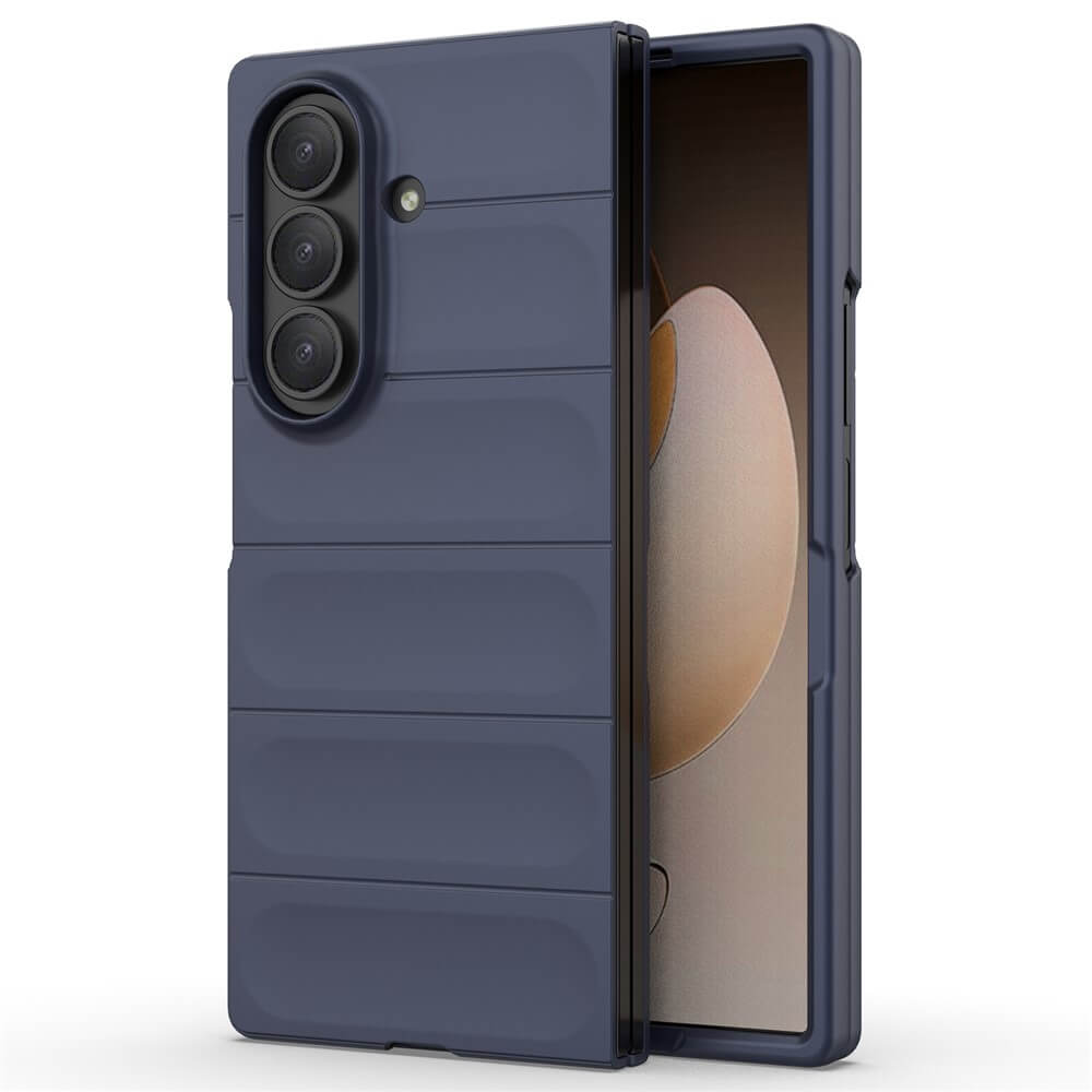 Die Cover-Discount Galaxy Z Fold7 - Rugged Protective Hülle ist eine blaue Hülle für faltbare Handys mit dreifacher Rückkamera und teilweise geöffnetem Scharnier, die maximalen Schutz bietet - perfekt als Galaxy Z Fold7 Hülle.