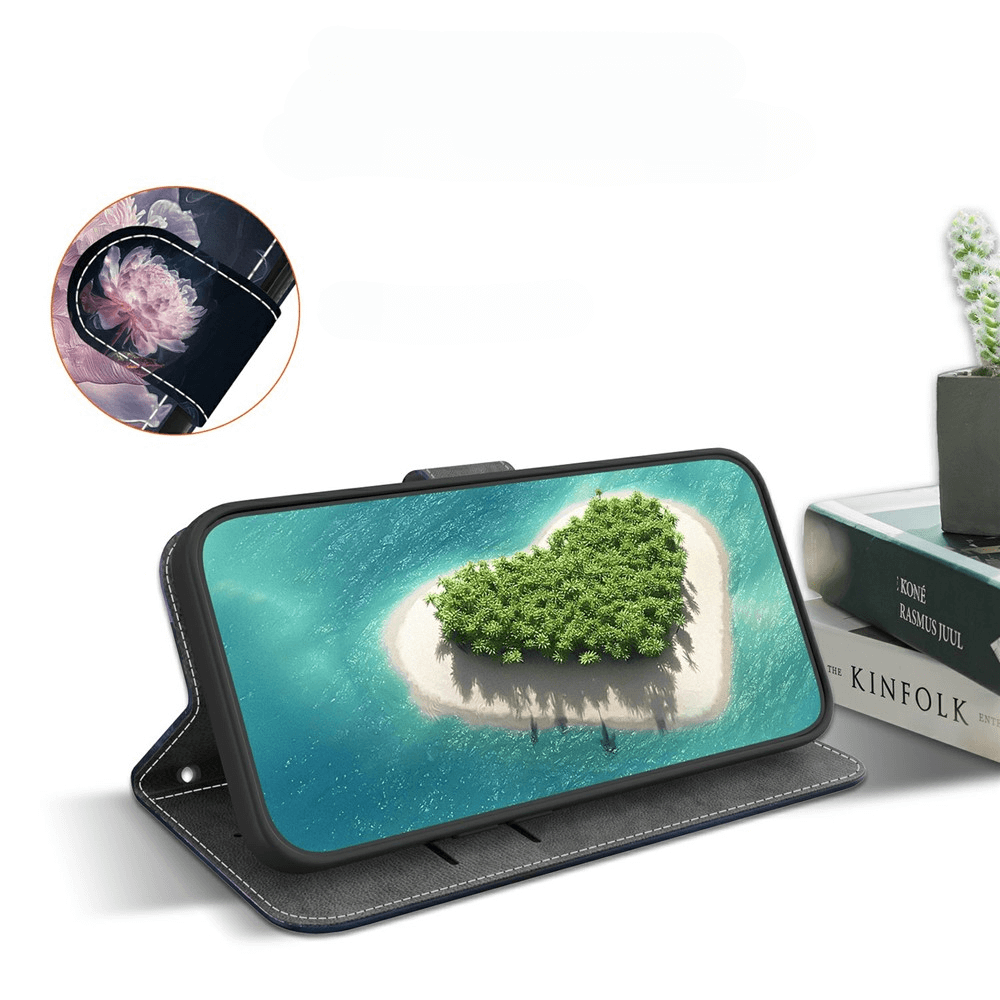 Das iPhone 17 Air in der Cover-Discount Tasche Hülle mit Blüten Motiv steht auf einem Ständer, zeigt eine herzförmige Insel im türkisfarbenen Wasser; daneben sind Bücher und eine Pflanze.