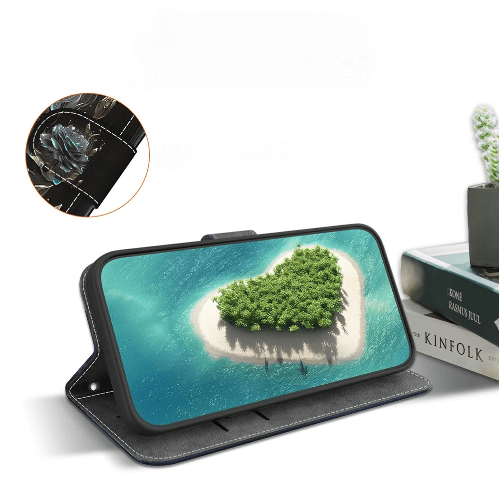 Ein iPhone 17 Air in der Cover-Discount Tasche Hülle mit Blüten Motiv steht aufrecht, das Display zeigt eine herzförmige Insel; daneben befinden sich Bücher und eine Pflanze.