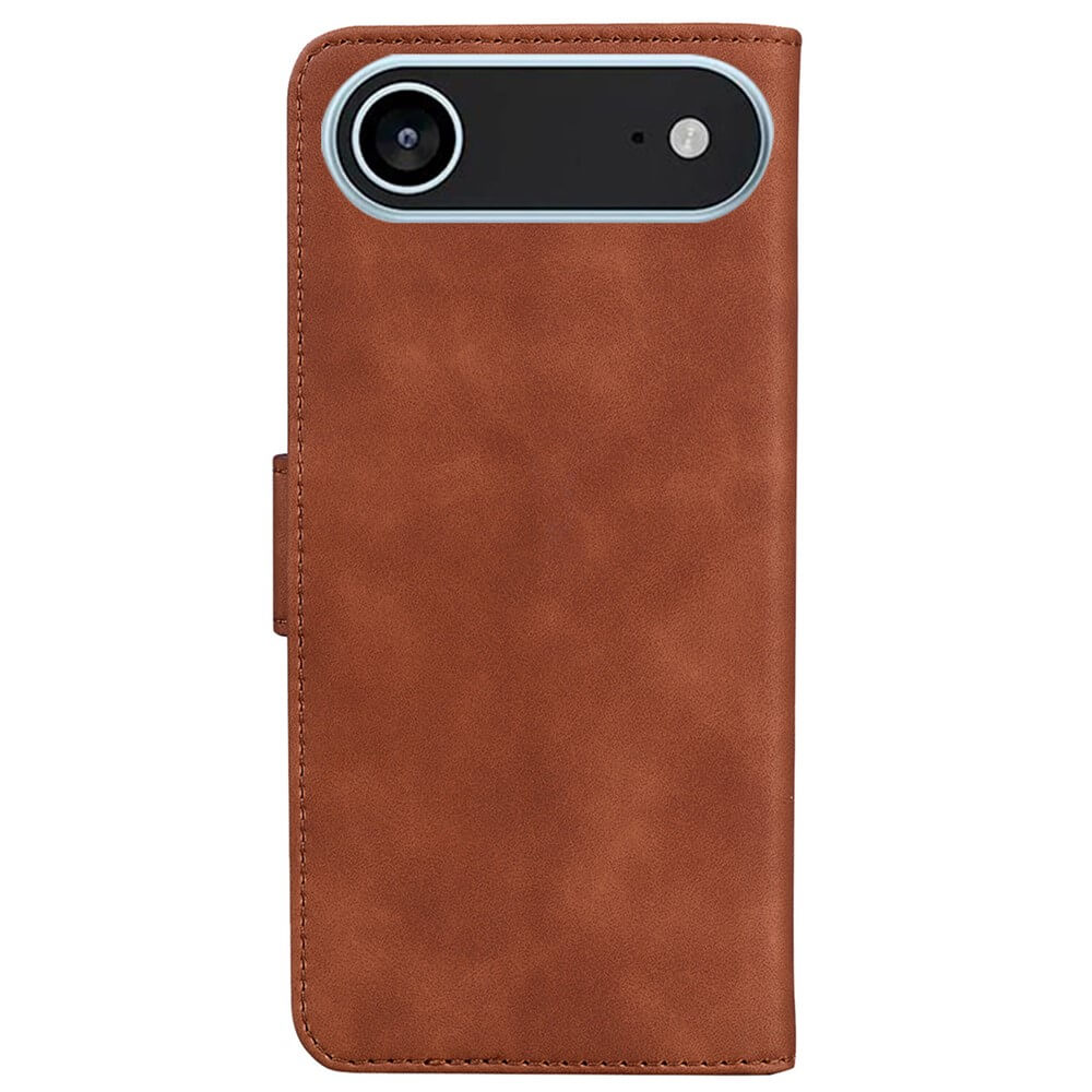 Die Cover-Discount iPhone 17 Air - Solide Leder Etui Hülle in Braun mit sichtbarem Kameraausschnitt und praktischem Kartenfach schützt Ihr Handy stilvoll. Geschlossene Ansicht von hinten.