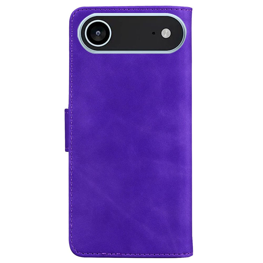 Die Cover-Discount iPhone 17 Air - Solide Leder Etui Hülle in lila verfügt über einen Kameraausschnitt oben links und bietet stilvollen Schutz für Ihr Gerät.