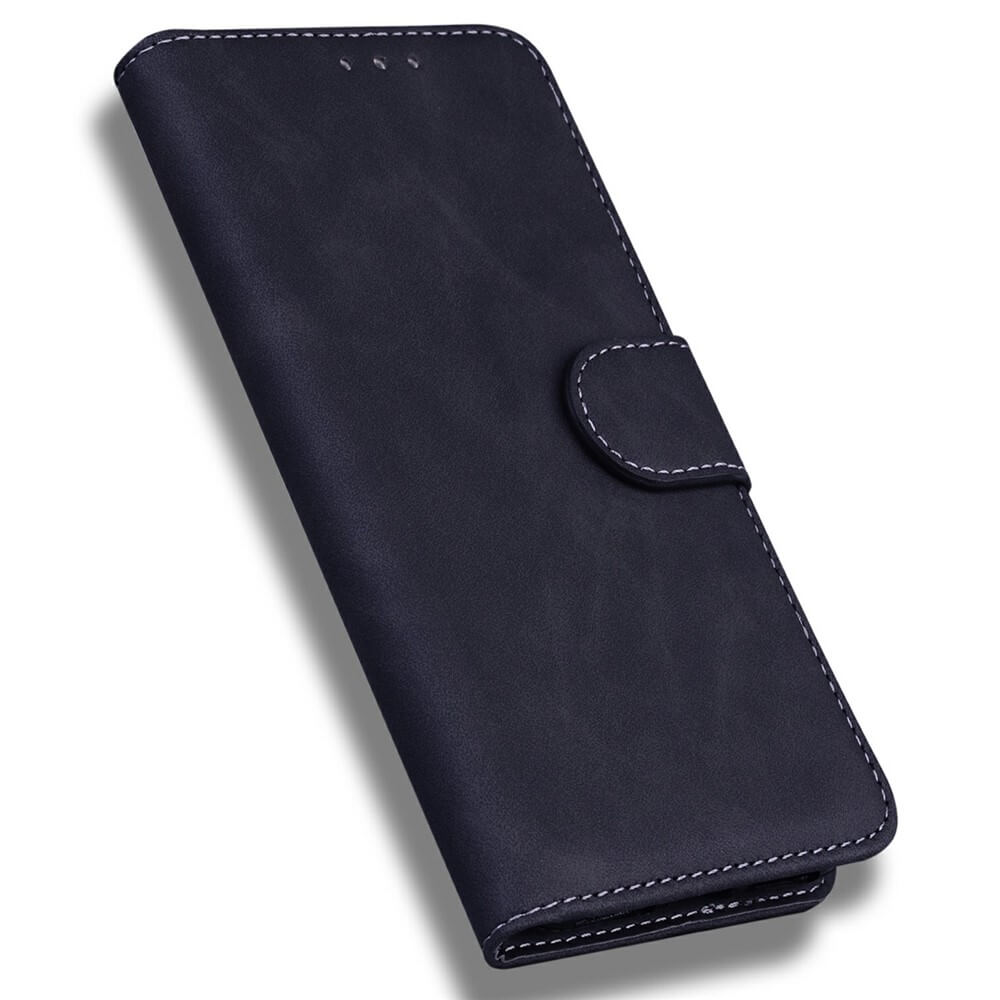 Die Cover-Discount iPhone 17 Air - Solide Leder Etui Hülle, hier in geschlossenem Zustand, besteht aus schwarzem Leder mit weißen Nähten und einem Magnetverschluss im Brieftaschenformat.