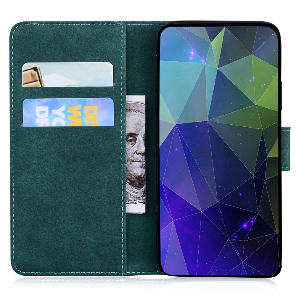 #farbe_grün|Ein iPhone 17 Pro steckt in einer grünen Solide Leder Etui Hülle von Cover-Discount, Karten und Bargeld sind im Kartenfach auf der Innenseite der Hülle verstaut.