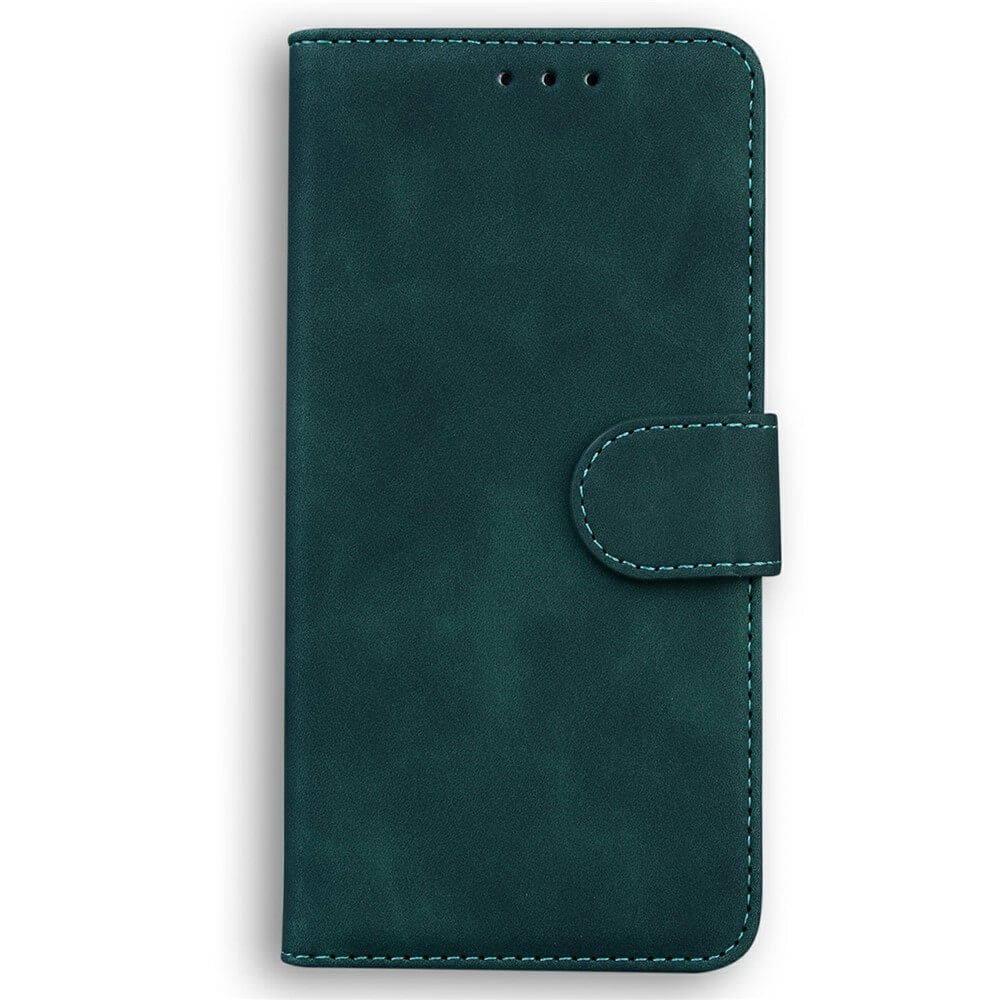 #farbe_grün|Die Cover-Discount iPhone 17 Pro - Solide Leder Etui Hülle in Dunkelteal mit Kartenfach, Magnetverschluss und sichtbaren Nähten, geschlossen auf weißem Hintergrund.