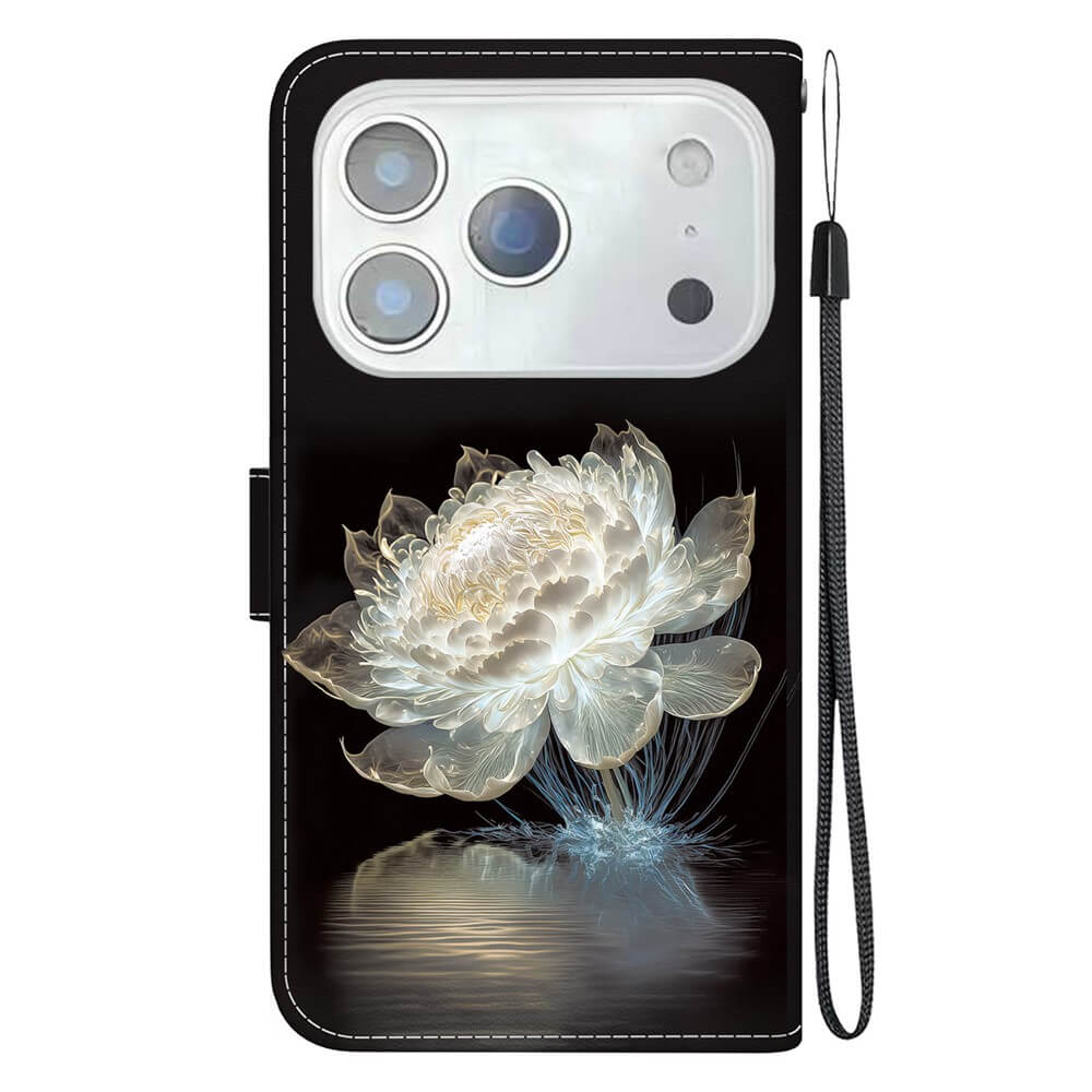 Die Cover-Discount iPhone 17 Pro Max - Tasche Hülle mit Blüten Motiv ist eine schwarze Hülle mit einem weißen, leuchtenden Blumenmotiv und einer angebrachten Handschlaufe auf der rechten Seite.