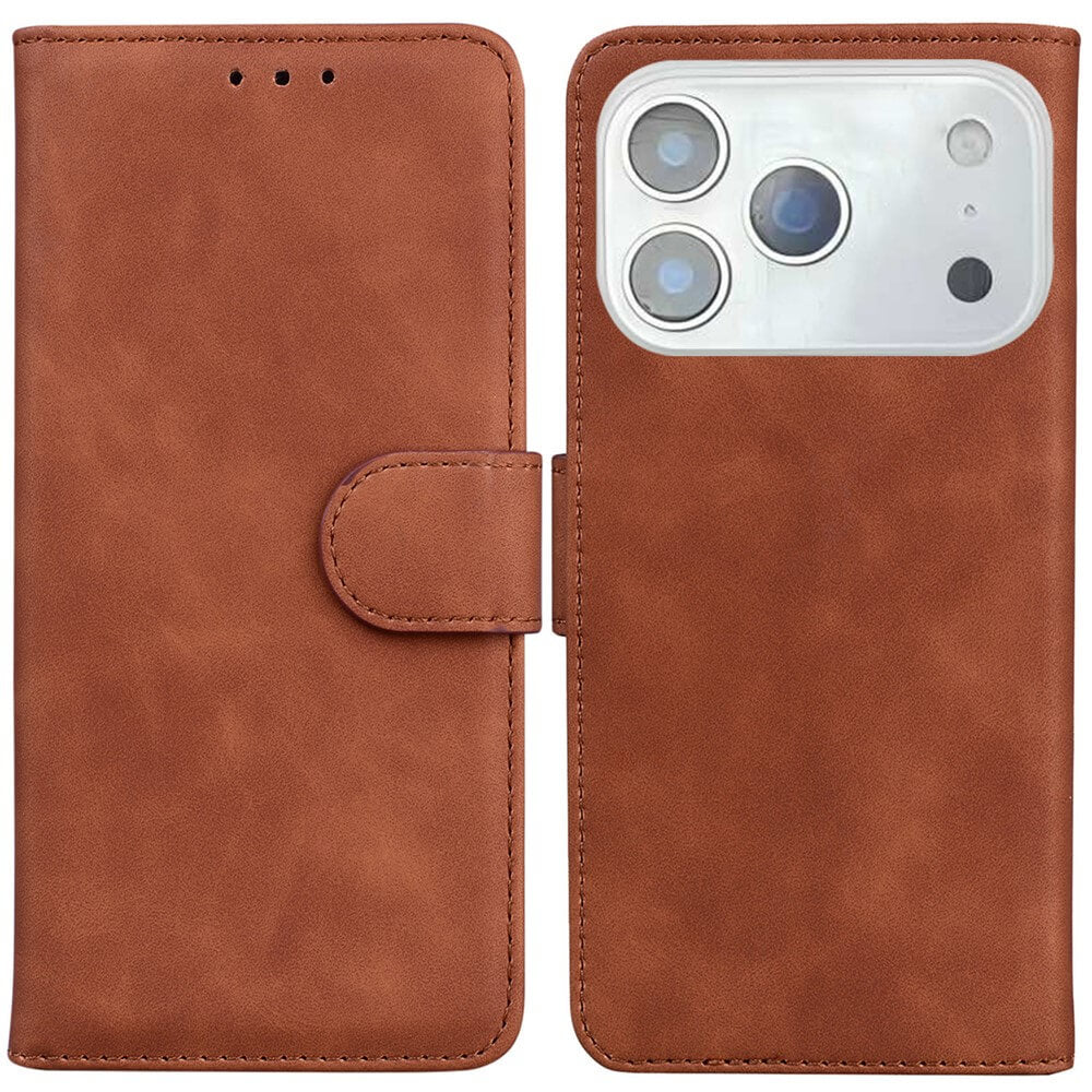 Das braune iPhone 17 Pro Max - Solide Leder Etui Hülle von Cover-Discount bietet ein Kartenfach, sicheren Sitz und zeigt das Case links geschlossen, rechts geöffnet.