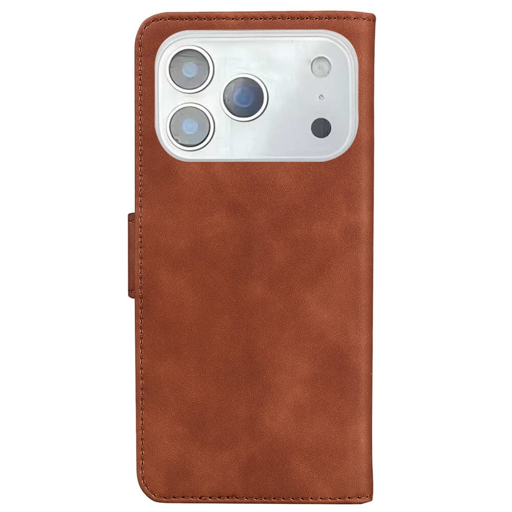 Die Cover-Discount iPhone 17 Pro Max - Solide Leder Etui Hülle in Braun verfügt über ein Kartenfach und einen präzisen Kameraausschnitt für drei Linsen und Blitz.