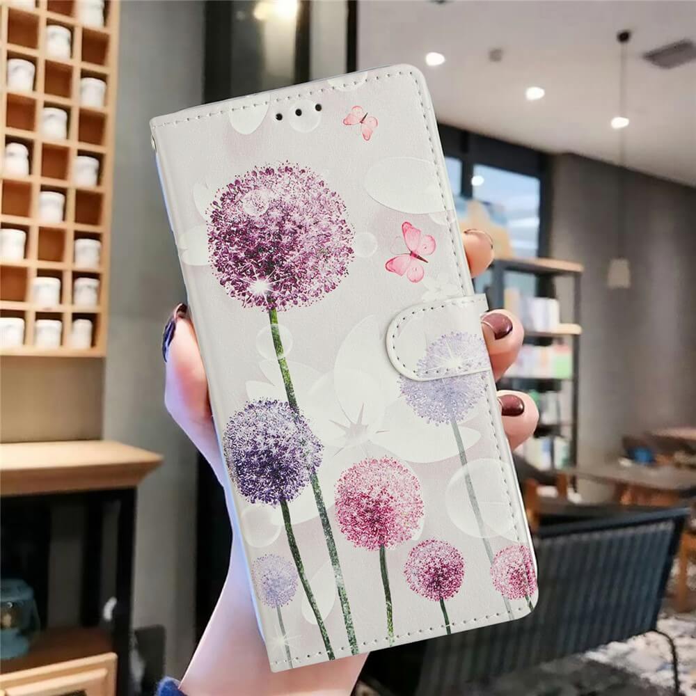 Eine Hand hält die Cover-Discount iPhone 17 Air - Tasche Hülle mit Blüten Motiv, verziert mit pinken und lilafarbenen Löwenzahnblüten sowie kleinen Schmetterlingen.