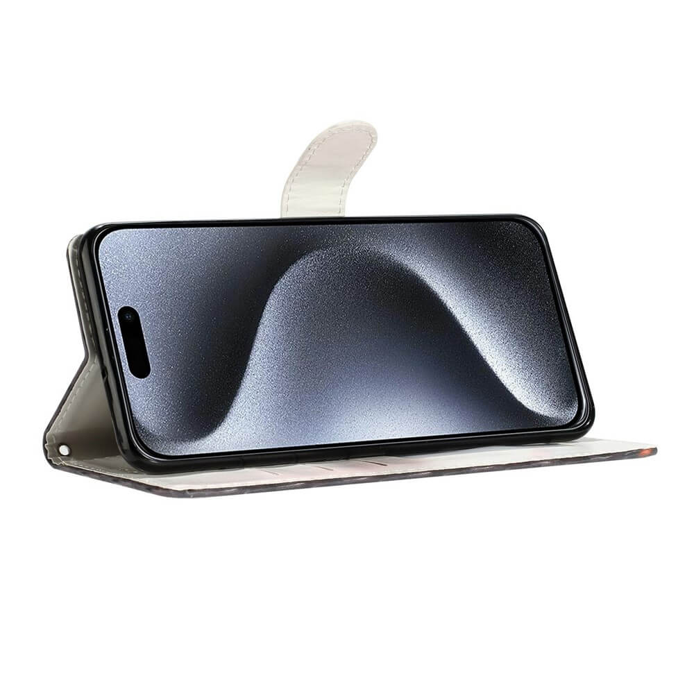 Das iPhone 17 Air in einer weißen Cover-Discount Tasche Hülle mit Motiv wird waagerecht wie ein Ständer aufgerichtet.