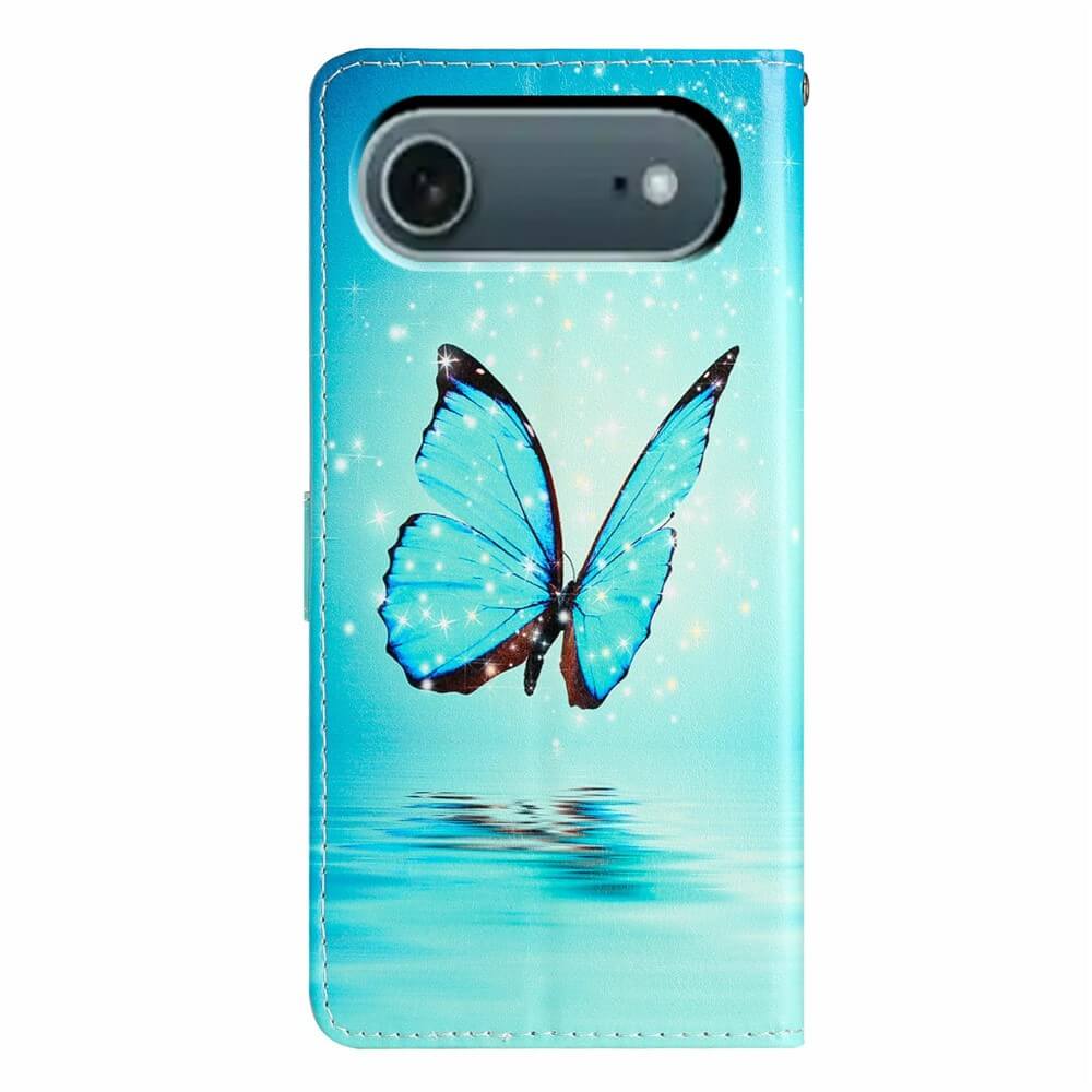 Ein glitzernder blauer Schmetterling über dem Wasser ziert diese hellblaue iPhone 17 Air - Tasche Hülle mit Motiv von Cover-Discount, perfekt für stilvollen Schutz.