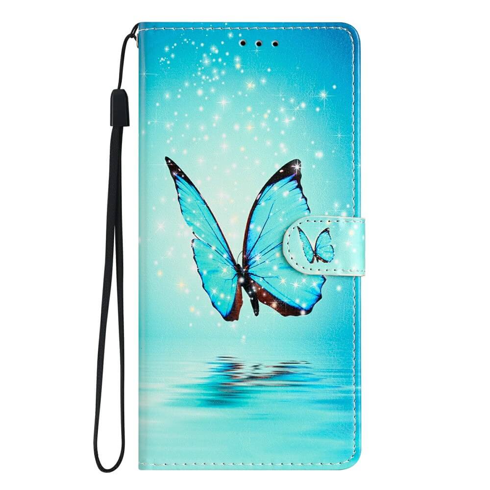 Die Cover-Discount iPhone 17 Pro - Tasche Hülle mit Motiv verfügt über ein blaues Schmetterlingsdesign mit Glitzern, Wasserreflexion und eine linksseitige Handgelenkschlaufe für eleganten Rundum-Schutz.