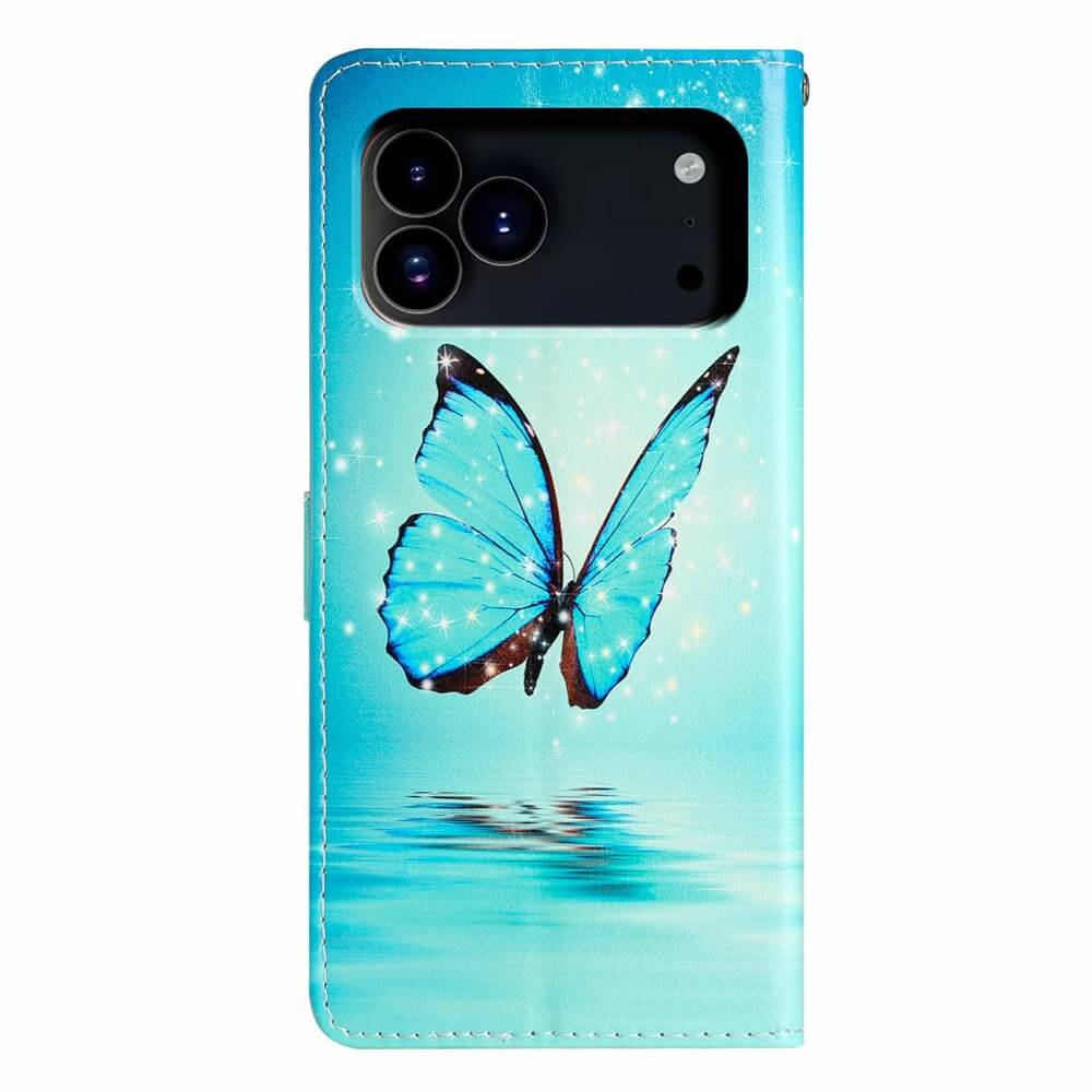 Die iPhone 17 Pro - Tasche Hülle mit Motiv von Cover-Discount zeigt einen blauen Schmetterling mit Glitzereffekt auf Türkis, spiegelt sich im Wasser und bietet Rundum-Schutz sowie stilvolles Design für Ihr Smartphone.