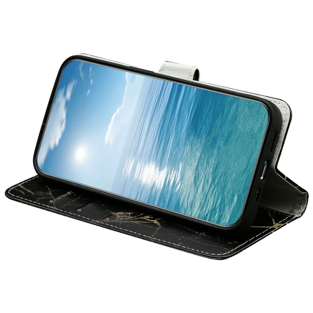 Das iPhone 17 Air von Cover-Discount zeigt ein Ozeanbild mit hellem Himmel in einem eleganten Marmor-Motiv-Etui - stilvoller Schutz und modernes Design vereint.