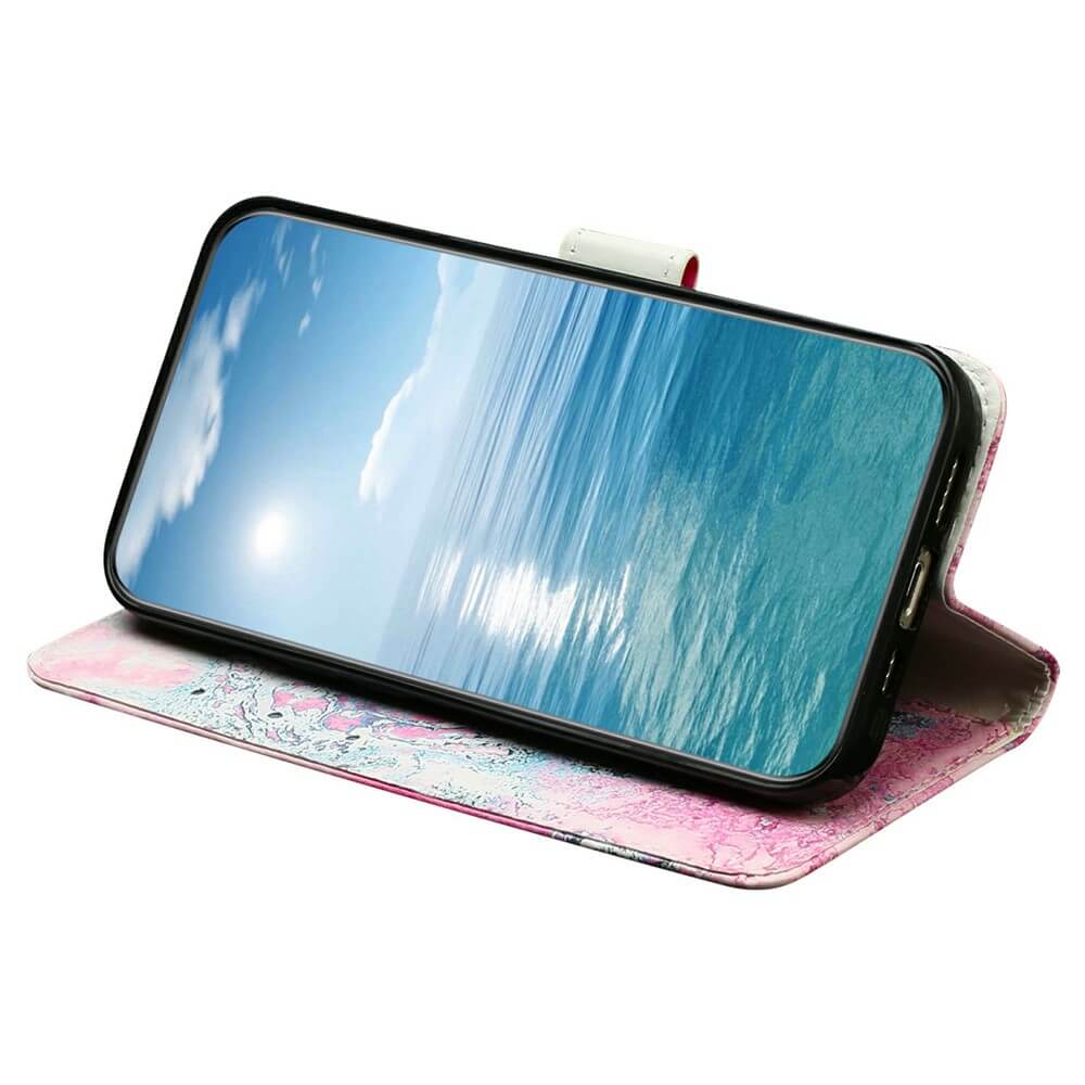 Ein iPhone 17 Air im Cover-Discount Etui mit Marble Motiv in Pink ist horizontal aufgestellt und zeigt eine Ozeanszene auf dem Display.