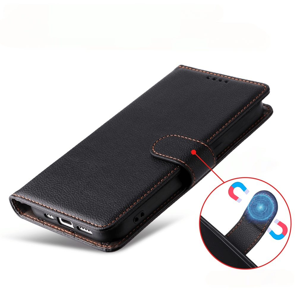 Die iPhone 17 Pro Lederoptik-Hülle mit strukturierter Oberfläche von Cover-Discount verfügt über einen sicheren Magnetverschluss und eine praktische Brieftaschenfunktion, hier in einer Nahaufnahme, die ihre Funktionalität unterstreicht.