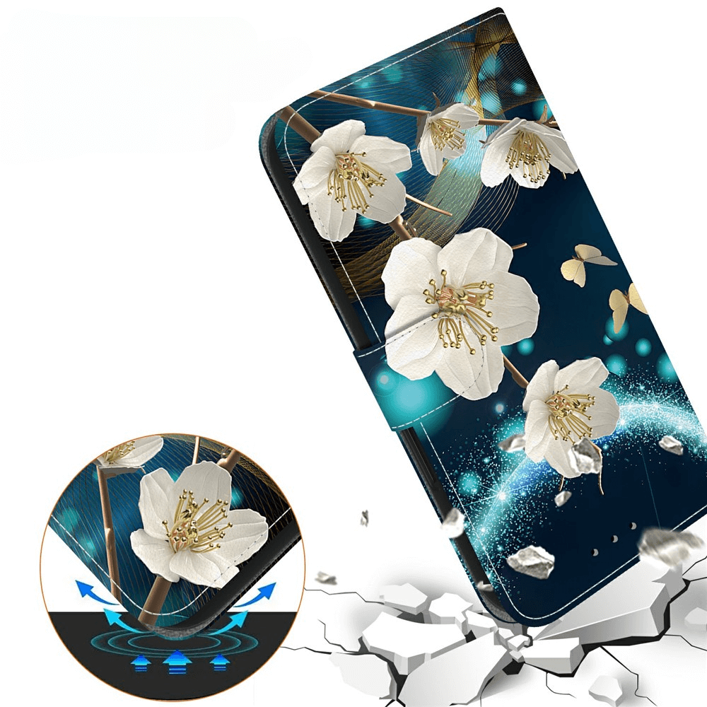 Die Cover-Discount iPhone 17 - Tasche Hülle mit Motiv zeigt weiße Blumen auf dunklem Grund und schützt dank stoßfester Lederhülle das iPhone 17 zuverlässig vor Rissen und Aufprallen.