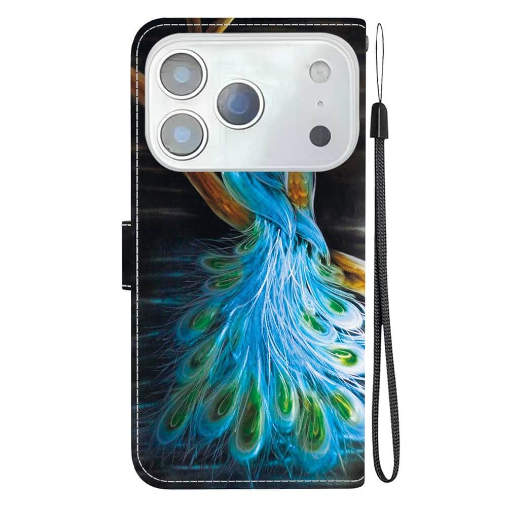 Die Cover-Discount iPhone 17 Pro Max Klapphülle überzeugt mit blau-grünem Pfauenfeder-Motiv und schwarzer Handgelenkschlaufe für sicheren Halt.