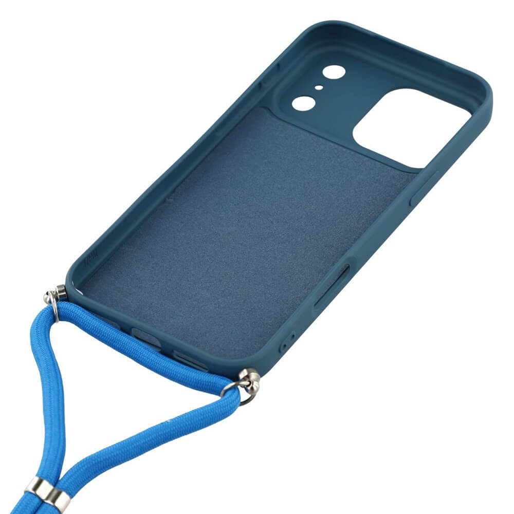 Die Cover-Discount iPhone 17 Pro Max - Hülle mit Umhängeband in Blau wird aus schräger Top-Ansicht gezeigt, inklusive passendem Band.