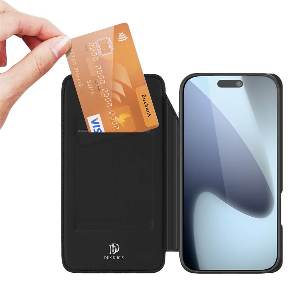 #farbe_schwarz|Eine Hand schiebt eine Kreditkarte in eine Dux Ducis Skin Pro Flip Case Brieftasche neben einem Smartphone und unterstreicht damit das schlanke Design der iPhone 17 Pro Max Hülle von Dux Ducis.