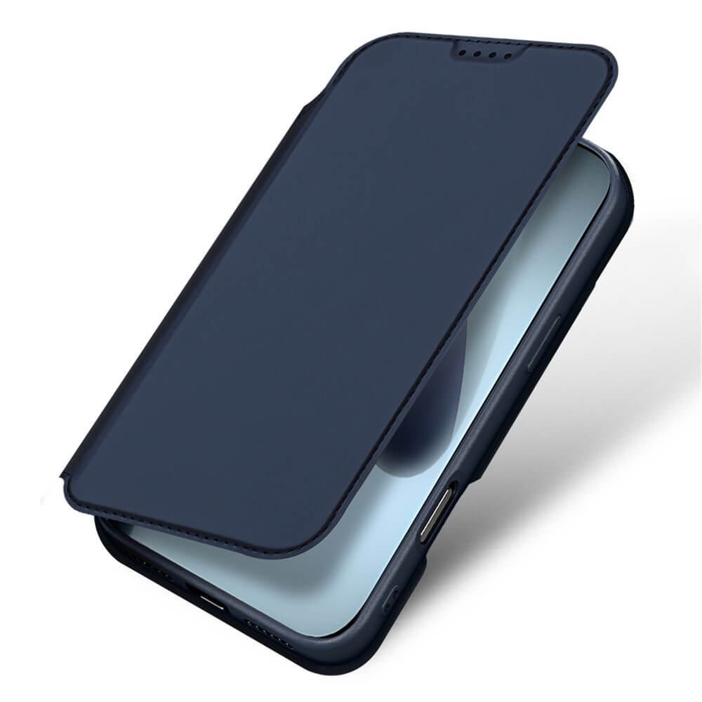Ein schlankes iPhone 17 Pro Max wird in einem dunkelblauen Dux Ducis Skin Pro Flip Case gezeigt, teilweise geöffnet und aus einem Winkel betrachtet - die ideale Schutzhülle von Dux Ducis.