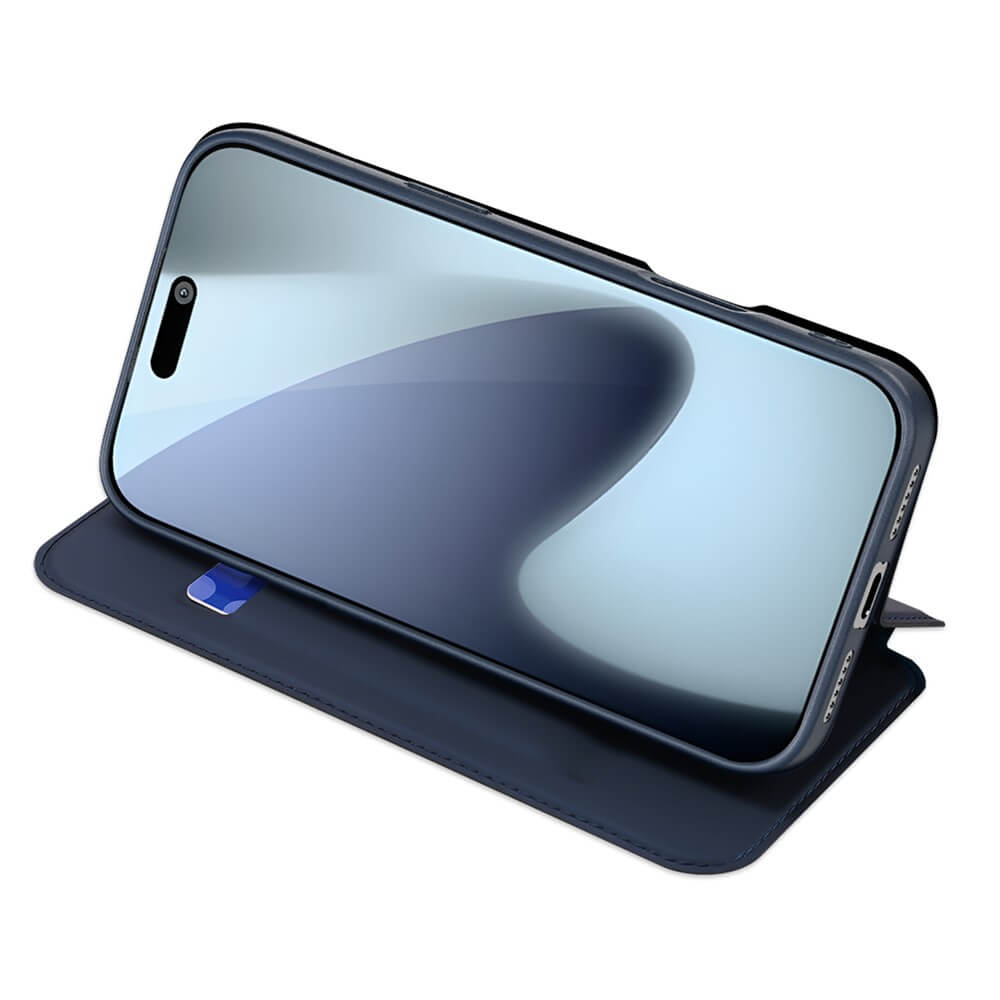 Ein iPhone 17 Pro Max in einem marineblauen Dux Ducis Skin Pro Flip Case von Dux Ducis wird waagerecht aufgerichtet gezeigt, so dass der innere Kartensteckplatz sichtbar ist.
