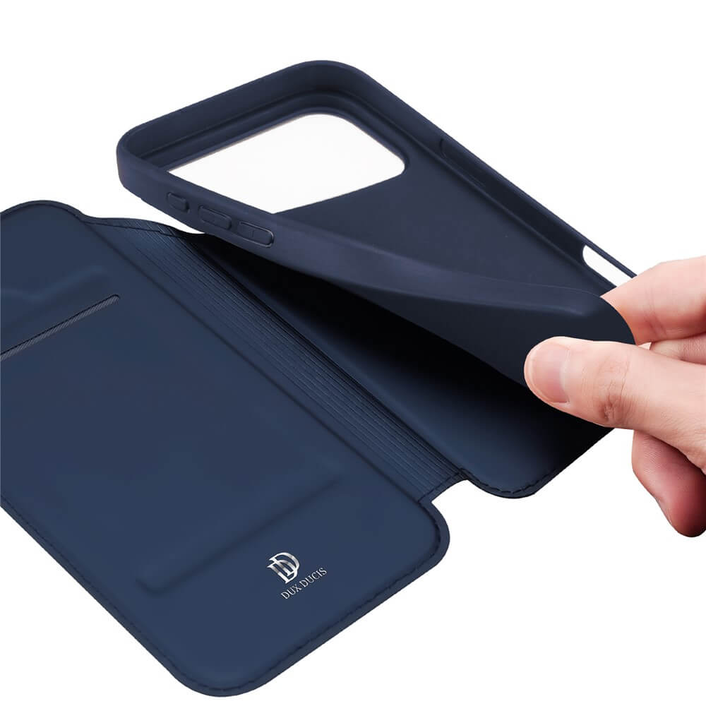 Eine Hand hebt ein blaues Dux Ducis iPhone 17 Pro Max - Skin Pro Flip Case, ein elegantes Flip Cover mit Kartenhalter und Schutzklappe.