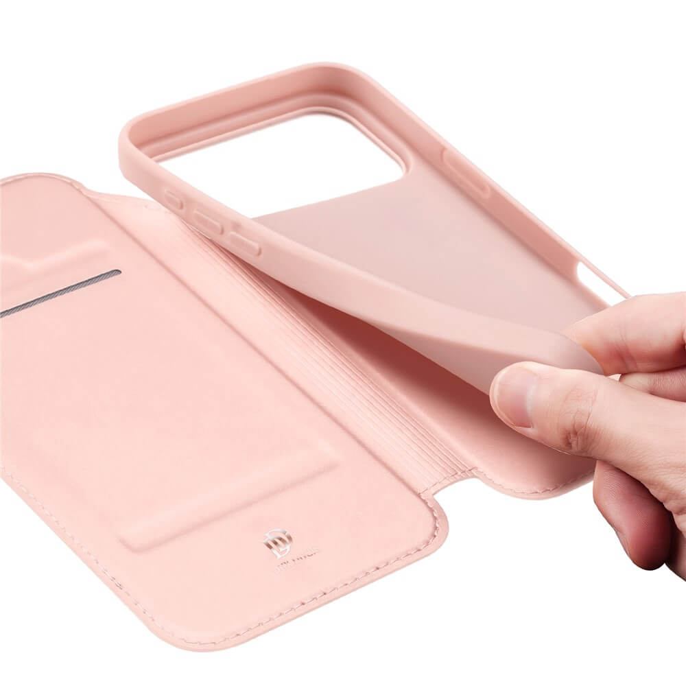 Eine Hand hebt ein Dux Ducis iPhone 17 Pro Max Skin Pro Flip Case in Pink an, das mit einer Abdeckung, einem Kartenschlitz und flexiblem Material ausgestattet ist.