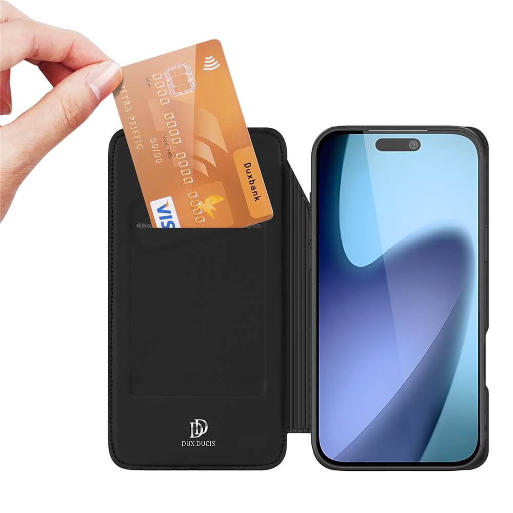 #farbe_schwarz|Eine Hand steckt eine Kreditkarte in das Skin Pro Flip Case von Dux Ducis, das für das iPhone 17 Air entworfen und von Dux Ducis hergestellt wurde, und unterstreicht damit das schlanke und funktionale Design.
