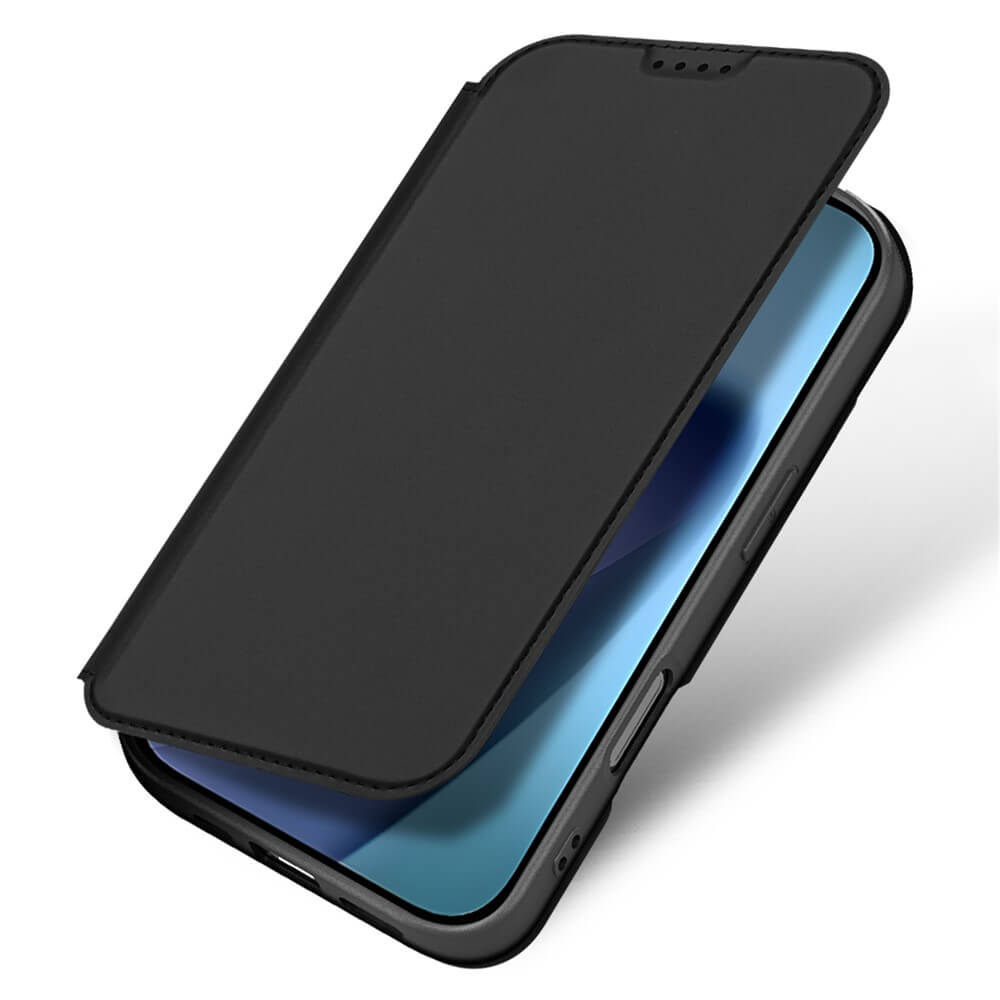 Ein iPhone 17 in einem teilweise geöffneten schwarzen Dux Ducis Skin Pro Flip Case, das den Bildschirm und die seitlichen Tasten des Telefons zeigt.