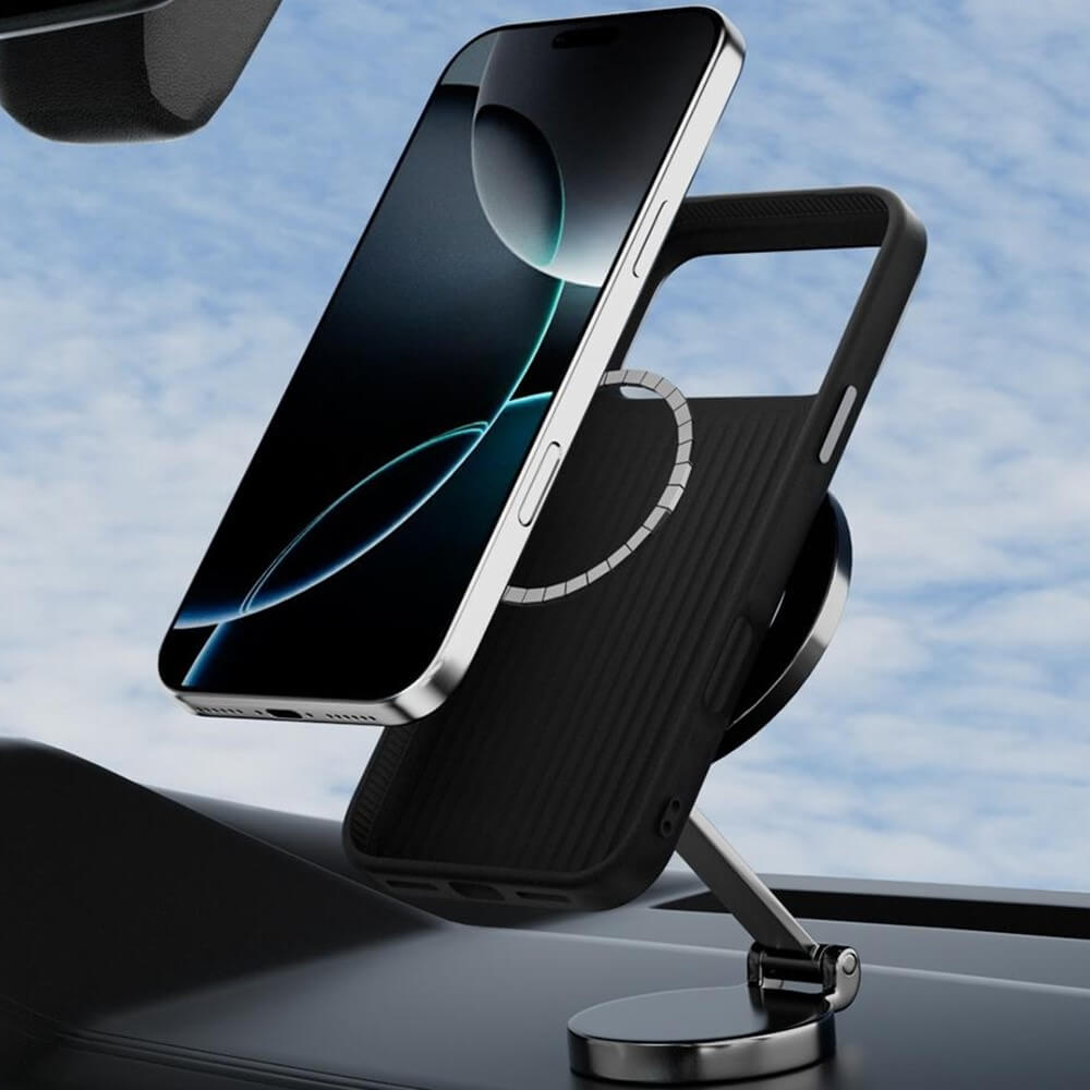 #farbe_hirsch|Ein iPhone 17 Air in einer ABEEL Silikon Hülle mit Motiv ist auf einer magnetischen Autohalterung vor einem blauen Himmelshintergrund montiert.