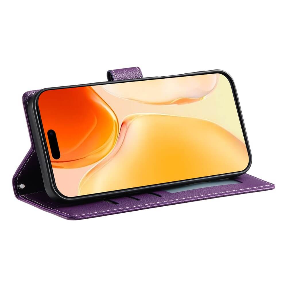 Ein iPhone 17 in einem lilafarbenen Cover-Discount Leder Etui Hülle Struktura Design mit Brieftaschenfunktion wird im Standmodus waagerecht aufgerichtet.