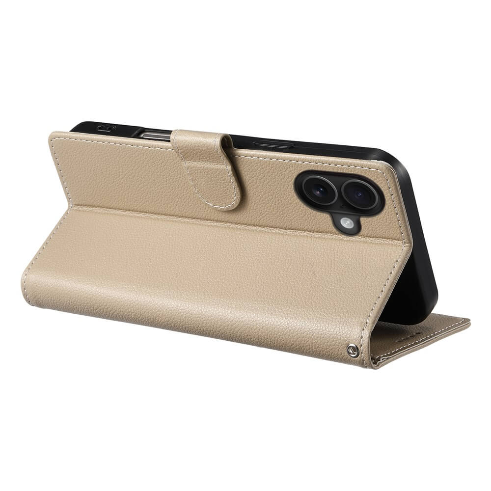 Eine beigefarbene Cover-Discount iPhone 17 Leder Etui Hülle Struktura Design mit Standfunktion hält ein schwarzes Smartphone waagerecht.