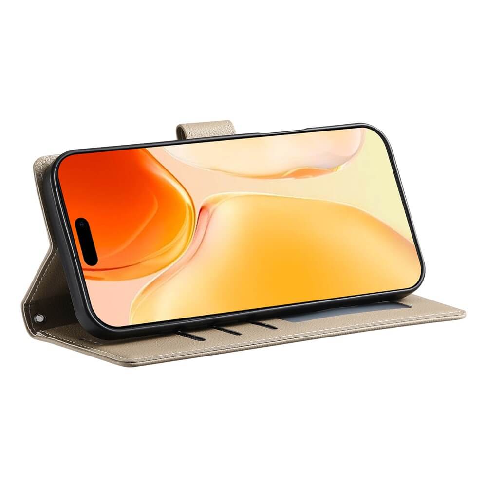Das iPhone 17 wird in einem beigen Leder Etui Hülle Struktura Design von Cover-Discount gezeigt, das wie ein Ständer waagerecht aufgestellt ist und den hellen Bildschirm zeigt.
