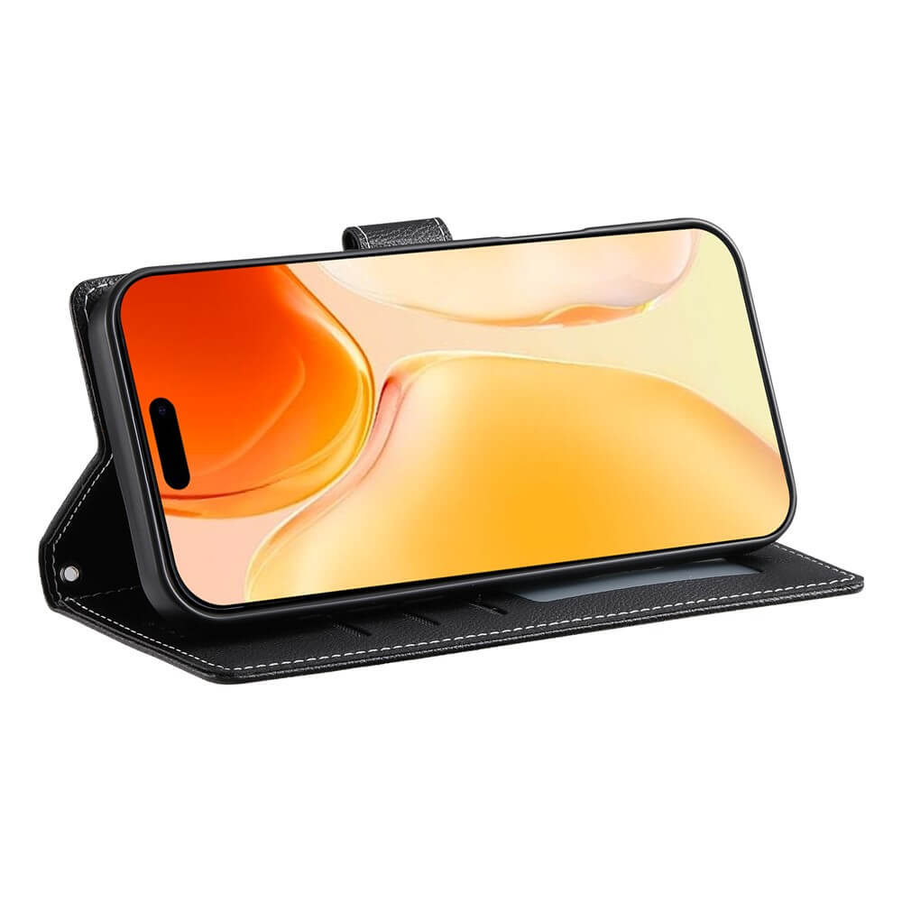 Ein iPhone 17 in einer schwarzen Struktura Design Leder Etui Hülle von Cover-Discount wird waagerecht wie ein Ständer aufgerichtet.