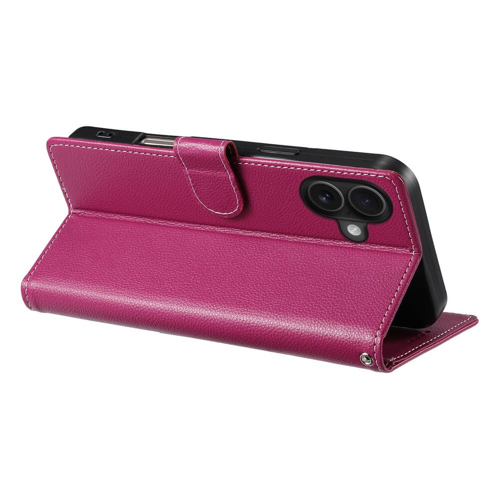 Ein magentafarbenes Cover-Discount iPhone 17 - Leder Etui Hülle Struktura Design steht offen, mit einem iPhone 17 im Querformat.