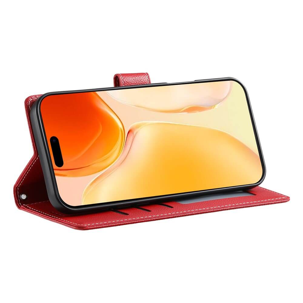 Das iPhone 17, untergebracht in einer roten Leder Etui Hülle Struktura Design Hülle von Cover-Discount, wird als Ständer verwendet und zeigt einen leuchtend gelb-orangen abstrakten Bildschirm.
