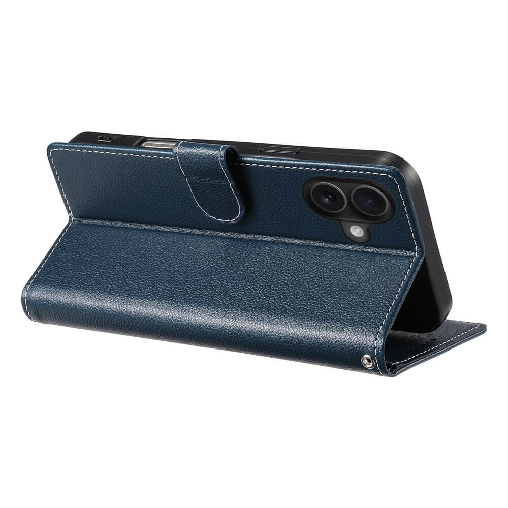 Das iPhone 17 - Leder Etui Hülle Struktura Design von Cover-Discount in Marineblau verfügt über einen Ständer für eine sichere Querformatansicht und verleiht Ihrem Gerät einen stilvollen Touch.