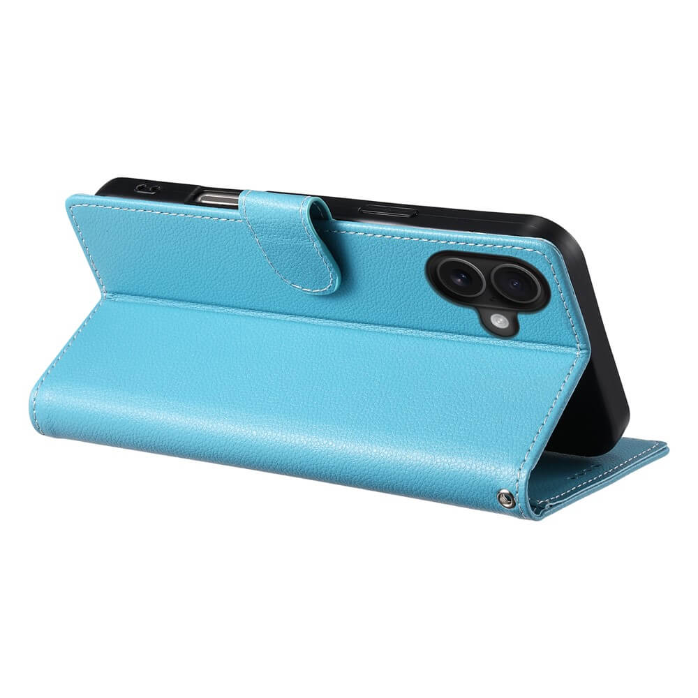Ein iPhone 17 in einer blauen Cover-Discount Leder Etui Hülle Struktura Design, horizontal aufgestützt, unterstreicht seine stilvolle Klapphülle mit Brieftaschenfunktion.