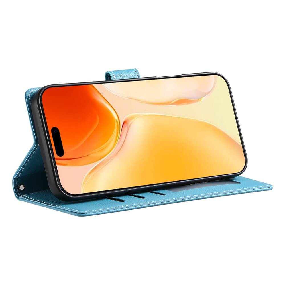 Das iPhone 17 steckt in der Cover-Discount Leder Etui Hülle Struktura Design in Blau mit Brieftaschenfunktion und dient horizontal aufgestellt als Ständer.