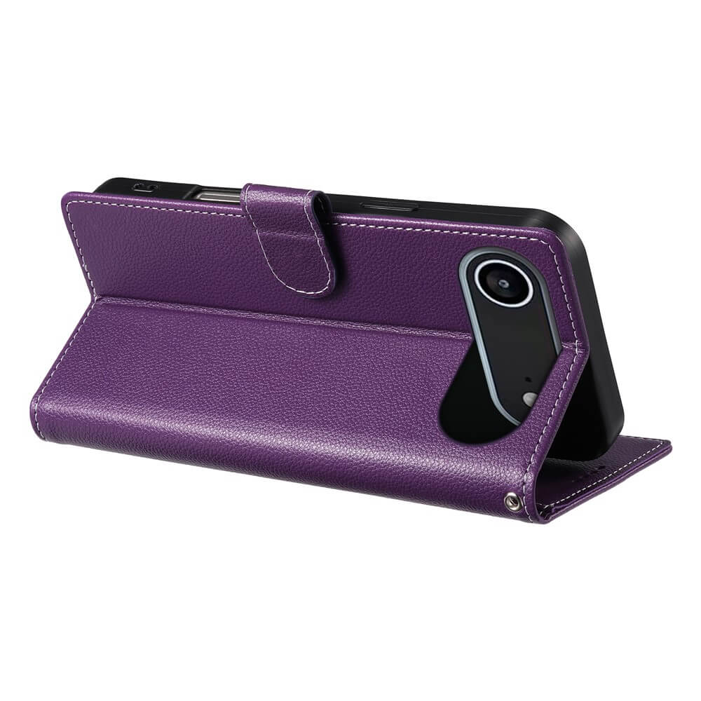 Ein iPhone 17 Air in einem lilafarbenen Cover-Discount Leder Etui Hülle Struktura Design mit Kartenfächern und Standfuß, von hinten gesehen mit Kameraausschnitt.