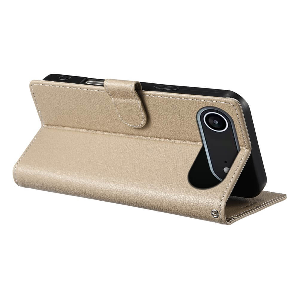 Ein iPhone 17 Air in einem Cover-Discount Leder Etui Hülle Struktura Design, gold, mit Kartenfächern, wird aufgeklappt in eine horizontale Standposition gebracht.