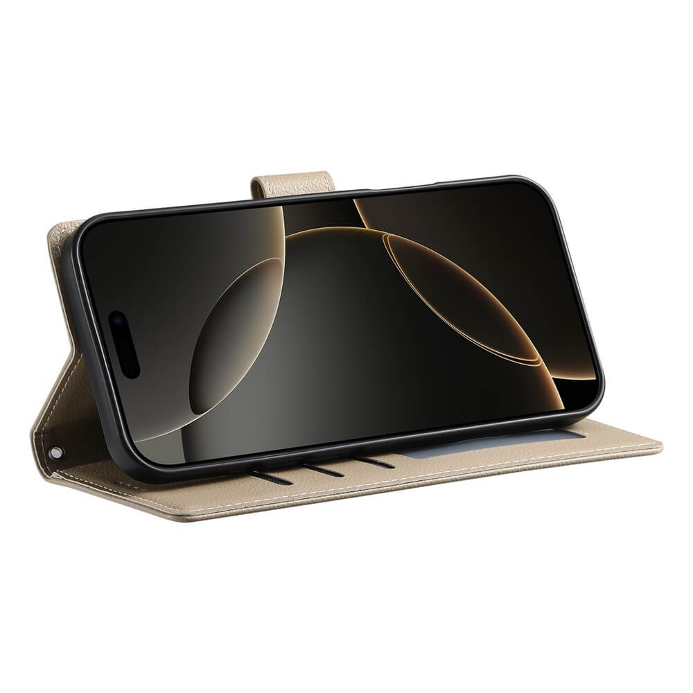 Das iPhone 17 Air in der Cover-Discount Leder Etui Hülle Struktura Design (beige) mit Kartenfächern, im Querformat aufgestellt, zeigt ein abstraktes dunkles Hintergrundbild.