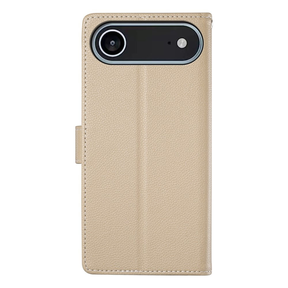 Das iPhone 17 Air - Leder Etui Hülle Struktura Design von Cover-Discount ist eine beige Klapphülle mit Kartenfächern und praktischem Kameraausschnitt, auf der Rückseite abgebildet.