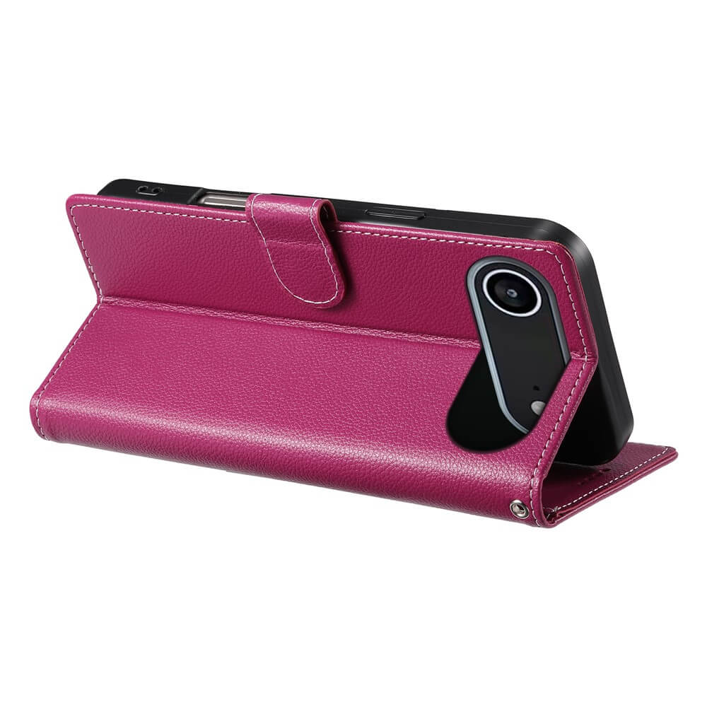 Ein lila Cover-Discount iPhone 17 Air - Leder Etui Hülle Struktura Design stützt ein Smartphone im Querformat, ideal als stilvolle und funktionale Hülle.