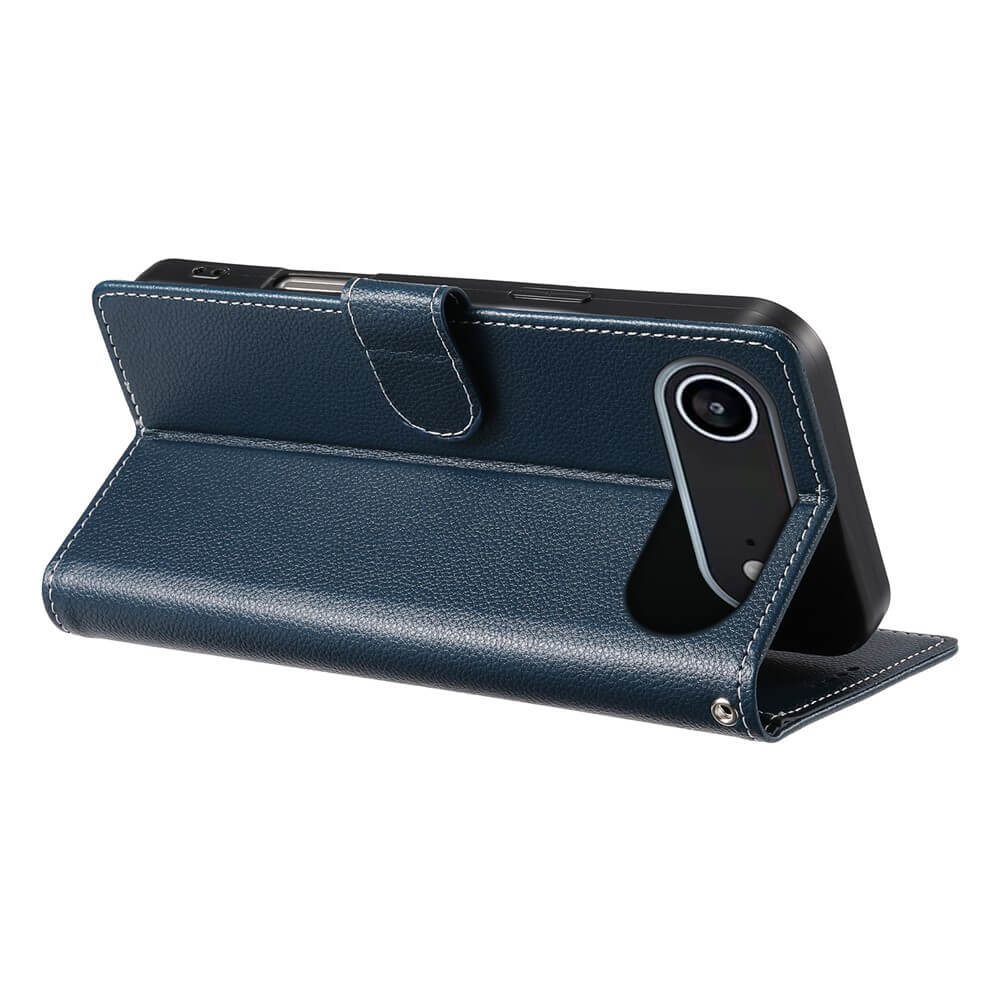 Eine blaue Cover-Discount iPhone 17 Air - Leder Etui Hülle Struktura Design stützt ein Smartphone in der Horizontalen. Diese elegante Klapphülle mit Kartenfächern bietet Stil und Komfort für Ihr Gerät.