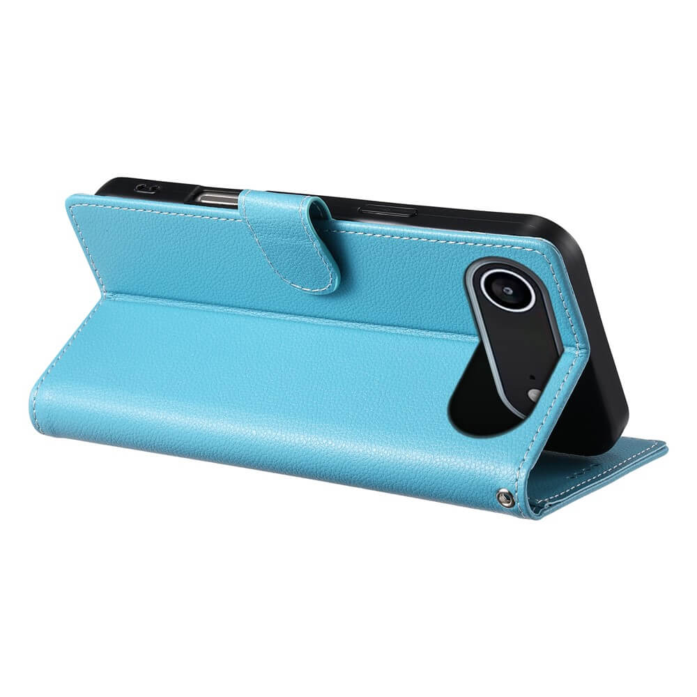Ein iPhone 17 Air in einem blauen Leder Etui Hülle Struktura Design von Cover-Discount, aufgeklappt in einer horizontalen Standposition mit Kartenfächern.
