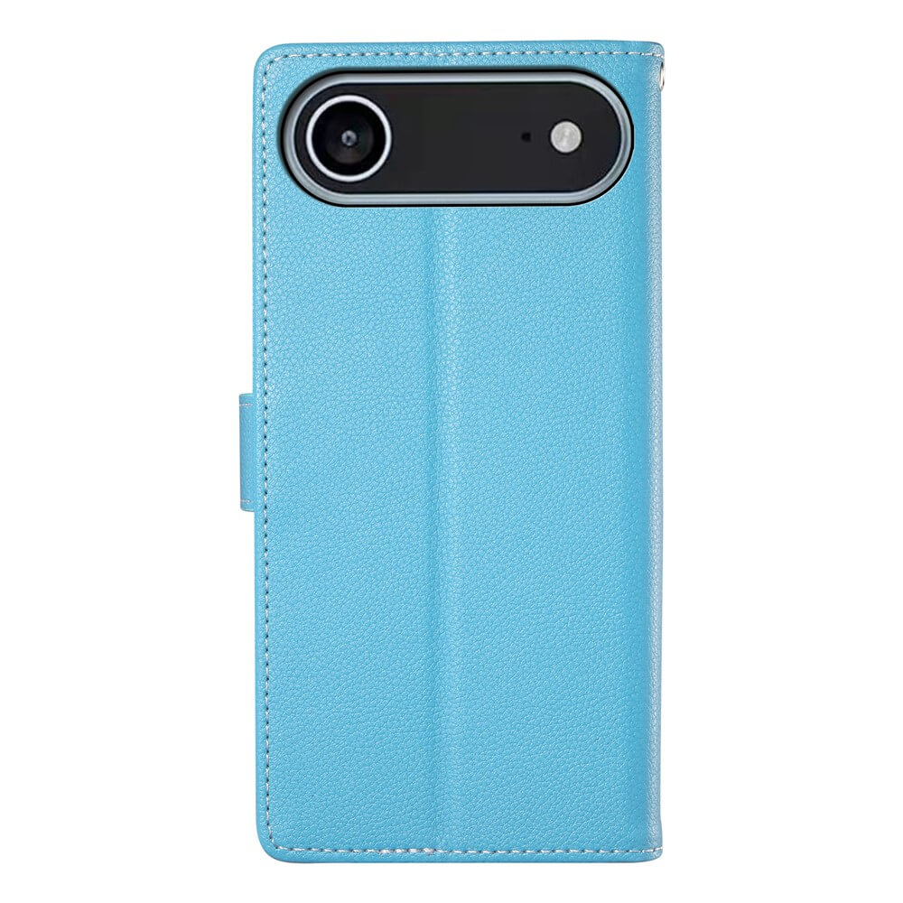 Das Cover-Discount iPhone 17 Air - Leder Etui Hülle Struktura Design in Hellblau verfügt über einen Kameraausschnitt in der linken oberen Ecke und bietet einen stilvollen Schutz für den Alltag.