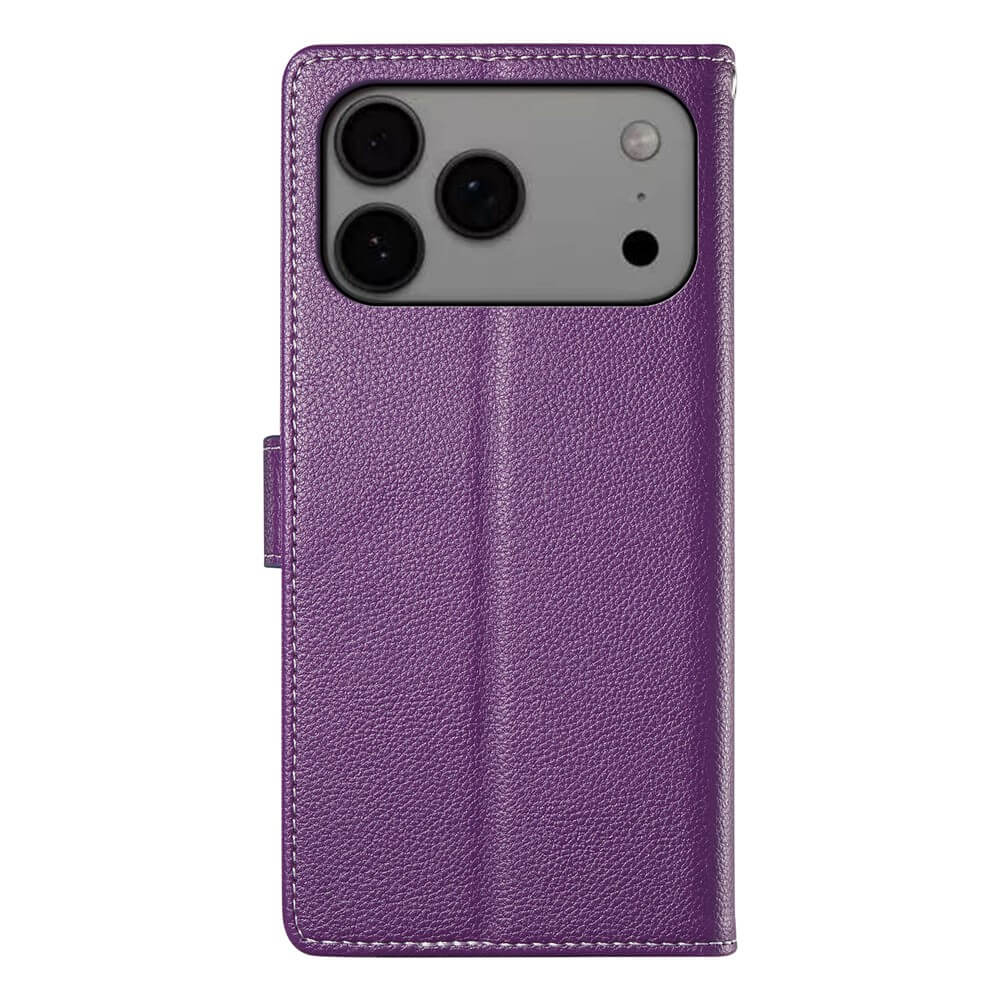 Das Cover-Discount iPhone 17 Pro Max - Leder Etui Hülle Struktura Design in lila zeigt die Kameralinsen an der Oberseite und bietet einen schlanken Look mit praktischer Brieftaschenfunktion.