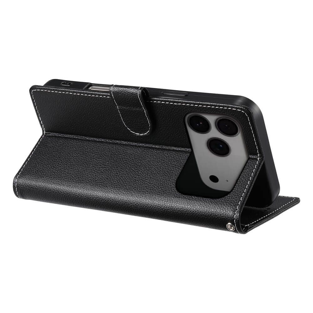 Das Cover-Discount iPhone 17 Pro Max - Leder Etui Hülle Struktura Design in schlichtem Schwarz, mit Brieftaschenfunktion, zeigt das Telefon aufrecht stehend mit sichtbarer Kamera.